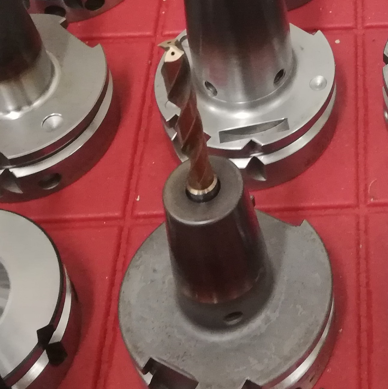 Cleaning machine tools quickly and efficiently phcleantec (en)